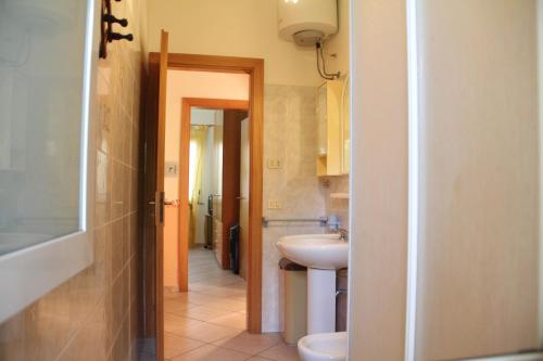 La salle de bains est pourvue d'un lavabo et de toilettes. dans l'établissement Villa Grazia, à Noto Marina
