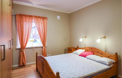 GällebergにあるAmazing Home In Tidaholm With Kitchenのベッドルーム1室(木製ベッド1台、枕2つ付)