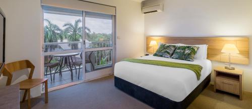 En eller flere senge i et værelse på Coral Coast Resort Accor Vacation Club Apartments