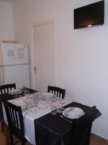une table avec un tissu de table et des verres en noir et blanc dans l'établissement Maison Ancienne Rénovée Du XIXème à Partir de 1 à 10 personnes plus 2 bébés, à Saint-Aignan