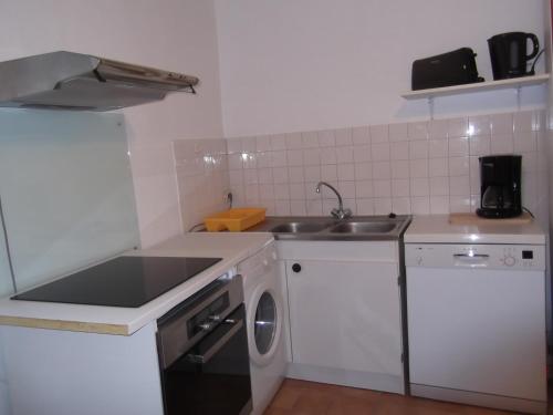 Il comprend une petite cuisine équipée d'un évier et d'un lave-vaisselle. dans l'établissement Maison Ancienne Rénovée Du XIXème à Partir de 1 à 10 personnes plus 2 bébés, à Saint-Aignan