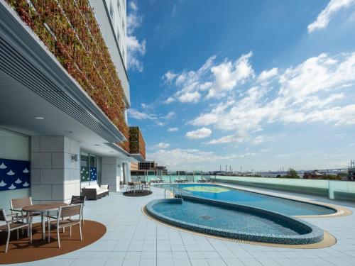 横浜市にあるアパホテル＆リゾート横浜ベイタワーの建物の屋根のプールの景色を望めます。