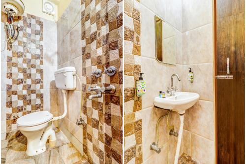 a bathroom with a toilet and a sink at FabHotel Gazal Residency Mahanagar in Lucknow