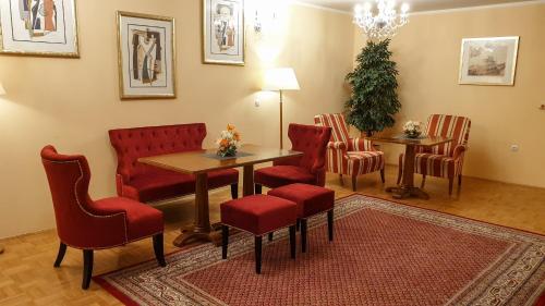 ein Wartezimmer mit einem Tisch und Stühlen in der Unterkunft Hotel Imperium in Moravske-Toplice