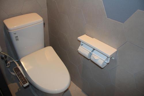 名護市にあるGate Inn Nagoのバスルーム(トイレ、2巻のトイレットペーパー付)