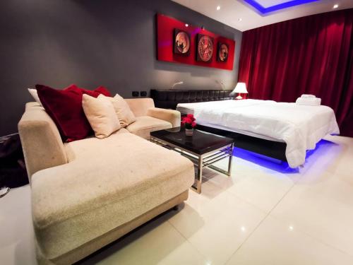 Postel nebo postele na pokoji v ubytování Absolute Bangla R305