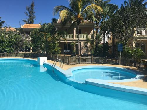 בריכת השחייה שנמצאת ב-Beachfront Villa in a beautiful and secured complex או באזור