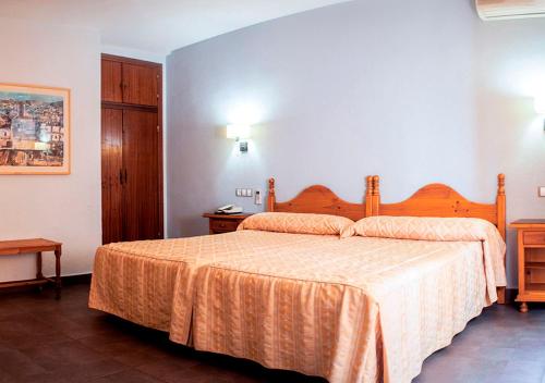 a bedroom with a large bed in a room at Hotel La Zambra in Mancha Real