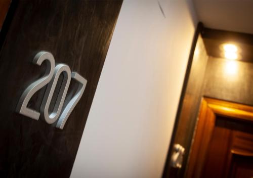 a sign on a wall next to a door at Hotel La Zambra in Mancha Real