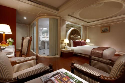 台北的住宿－太豪大飯店，酒店客房带一张床、一张桌子和椅子