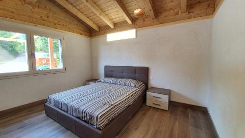 Habitación pequeña con cama y ventana en Villa Alba - Colazione Inclusa, en Mercato Saraceno