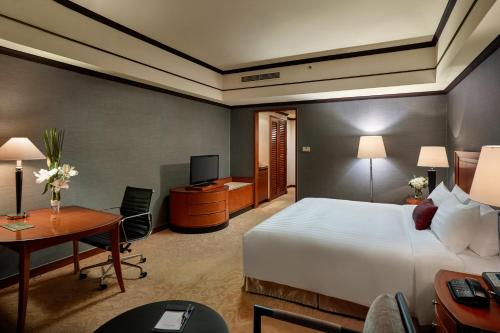 Una cama o camas en una habitación de Hôtel du Parc Hanoï
