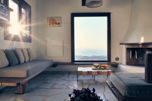 Ruang duduk di The Pool Garden House with a fantastic sea and sunset view