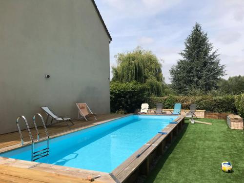 een zwembad in de achtertuin van een huis bij CHALET DU LAC DISNEYLAND PARIS- TGV-ReR in Montévrain