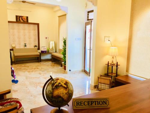 a living room with a globe on a table at Ranthambore MAHÀL in Sawāi Mādhopur