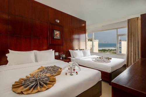 Postel nebo postele na pokoji v ubytování Valencia Da Nang Beach Hotel