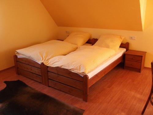 A bed or beds in a room at Gasthaus Vogelgarten