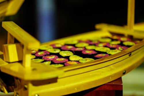 bandeja de madera con galletas verdes y rosas en GM Doc Let Beach Resort & Spa, en Doc Let
