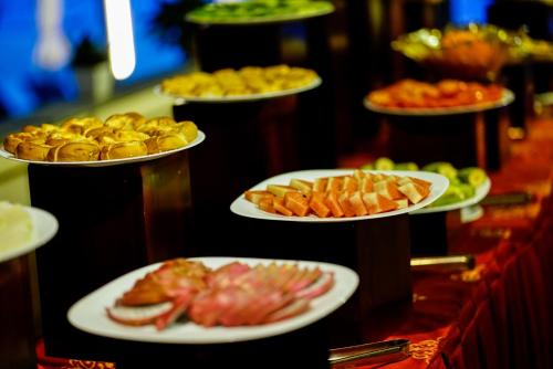 un montón de platos de comida en un buffet en GM Doc Let Beach Resort & Spa, en Doc Let