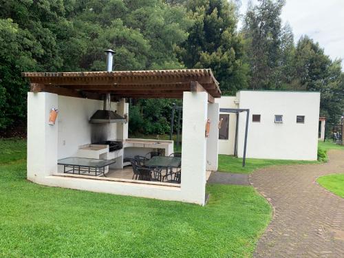 a outdoor kitchen with a grill in a yard at Departamento Esmeralda Pingueral in Dichato