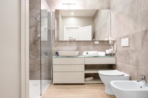 łazienka z toaletą, umywalką i prysznicem w obiekcie Piazza Maggiore White Apartment w Bolonii