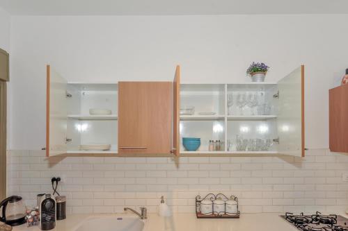 Majoituspaikan Family-Friendly Apartment in Zichron Yaakov keittiö tai keittotila
