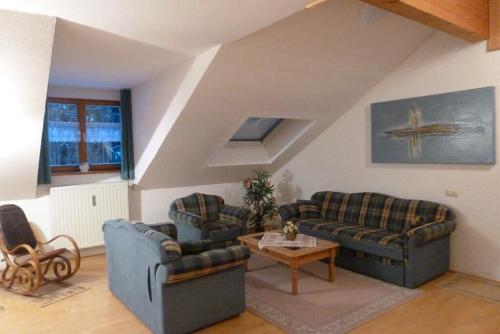 a living room with two couches and a table at Appartementhaus Osserblick in Lohberg