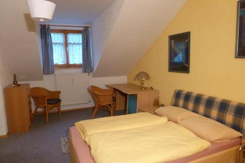 Schlafzimmer mit einem Bett, einem Tisch und Stühlen in der Unterkunft Appartementhaus Osserblick in Lohberg