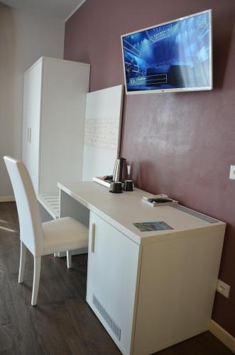 an office with a desk and a chair and a monitor at H2o in Sirmione