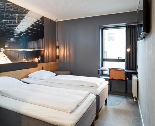 Giường trong phòng chung tại Zleep Hotel Aarhus Skejby