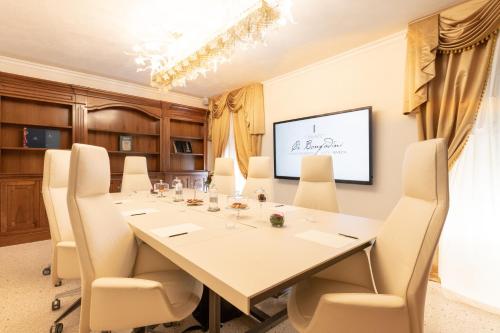 a conference room with a long table and chairs at Ca' Bonfadini Historic Experience in Venice
