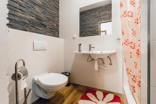 Koupelna v ubytování Apartmány Aranka