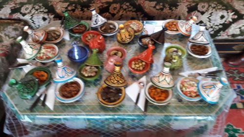 a table with a bunch of differentiatesiatesiatesiatesktop at Dar Pa Labzioui in Meknès