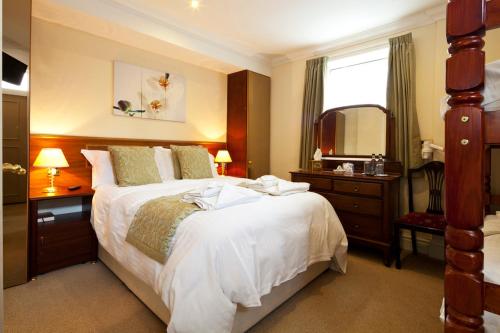 a bedroom with a large bed and a mirror at Burbage Holiday Lodge Apartment 2 in Blackpool