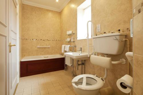 ein Badezimmer mit einem WC, einem Waschbecken und einer Badewanne in der Unterkunft Burbage Holiday Lodge Apartment 2 in Blackpool