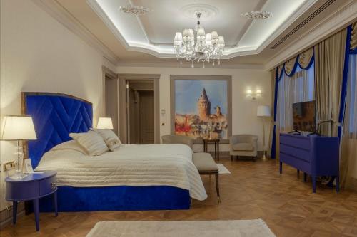 um quarto com uma cama king-size e um lustre em Kaya Izmir Thermal & Convention em Esmirna