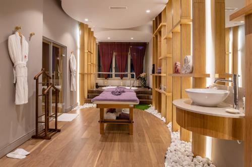 a bathroom with a sink and a counter with a sink at Kaya Izmir Thermal & Convention in Izmir