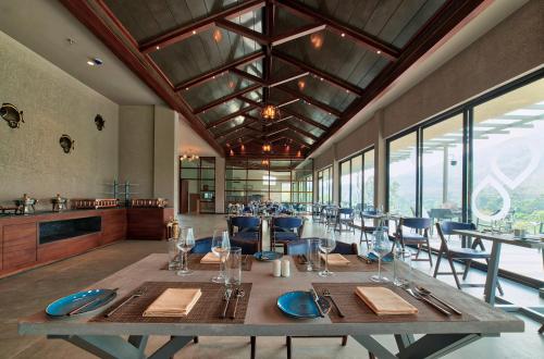 Posezení v ubytování Niraamaya Retreats Samroha Athirappilly