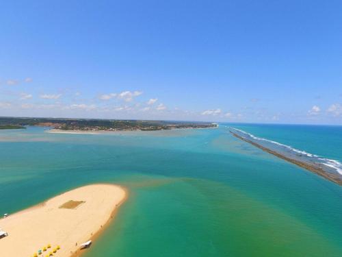 an aerial view of a beach in the ocean at QUARTO/SALA COM VISTA P/ O MAR DE PAJUÇARA in Maceió