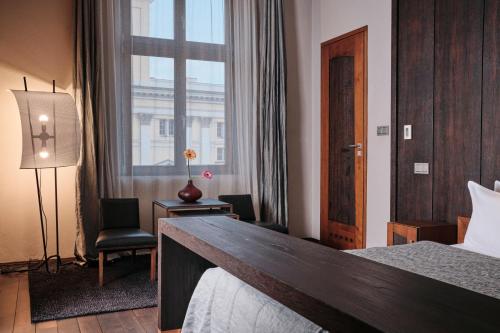 pokój hotelowy z łóżkiem i oknem w obiekcie Hotel Monopol we Wrocławiu