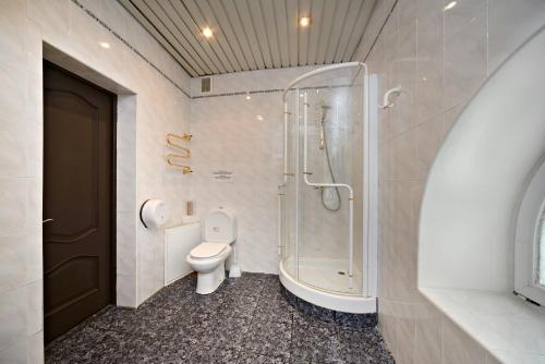 
Ванная комната в Гостевые комнаты Апельсин на Парке Победы

