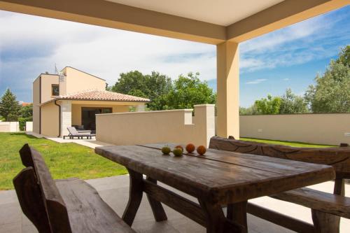 Kawasan patio atau luaran di Beautiful villa Markulin with private pool near Pula