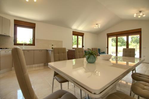 Dapur atau dapur kecil di Beautiful villa Markulin with private pool near Pula