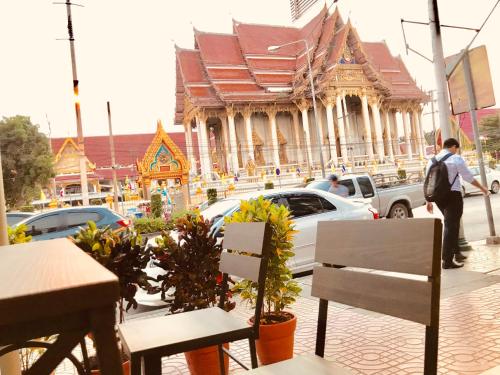 曼谷的住宿－Dragon XIV，站在建筑物前面的人行道上的人