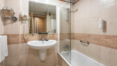 uma casa de banho com um lavatório e um chuveiro em Be Live Adults Only Tenerife em Puerto de la Cruz