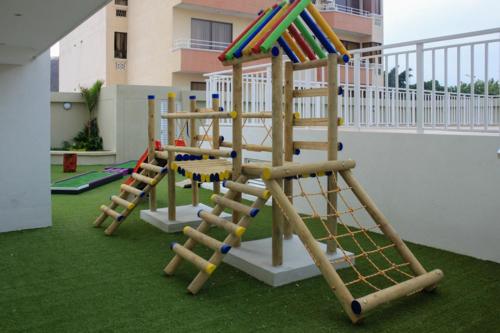 Zona de juegos infantil en Apartamento con Vista al Mar - Rodadero - Reserva de la Sierra