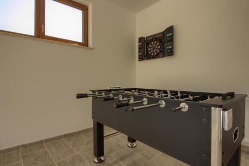 Bilik permainan di Beautiful villa Markulin with private pool near Pula
