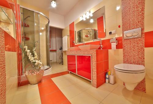a bathroom with a toilet and a sink at Zielona willa in Rabka