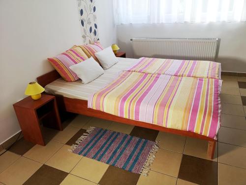 Ein Bett oder Betten in einem Zimmer der Unterkunft 1st Floor Apartman