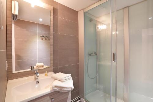 La salle de bains est pourvue d'une douche et d'un lavabo. dans l'établissement Résidence Néméa La Soulane, à Loudenvielle